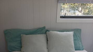 1 bedroom, internet, bed sheets