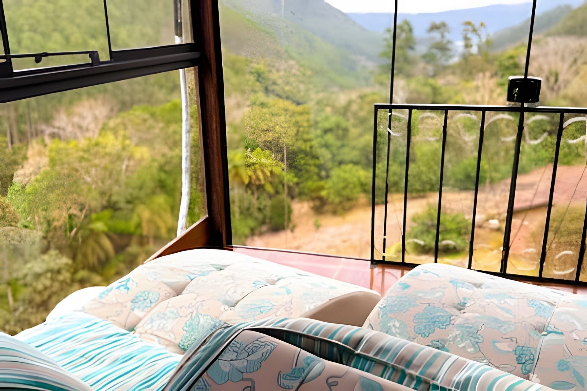 Una habitación con vistas a un paisaje montañoso a través de una ventana.