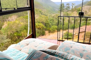 A room with a view of a mountainous landscape through a window. - ASA Sunset Valley Cabana do Capitao Vista (Jose Boiteux)