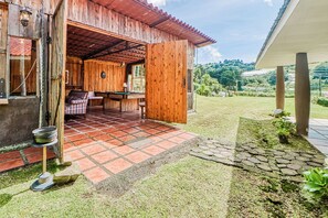 Outdoor dining - Dog-Friendly, Secluded, Game Room: Dota Mountain (Dota)