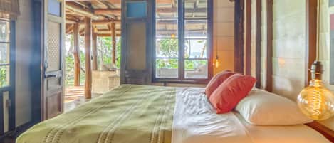 Une chambre avec un lit, une fenêtre et une vue sur l’extérieur.