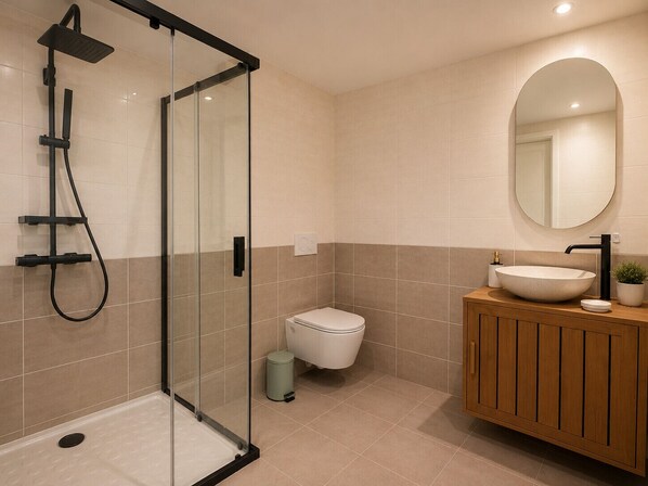 Une salle de bain moderne dotée d’une douche à parois de verre, de toilettes et d’un meuble-lavabo avec un évier.