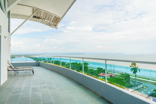 El Roble Penthouse: Wraparound Deck, Views