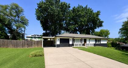 The KC Garden Retreat- 10 Mins to Everything!