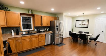 The KC Garden Retreat- 10 Mins to Everything!