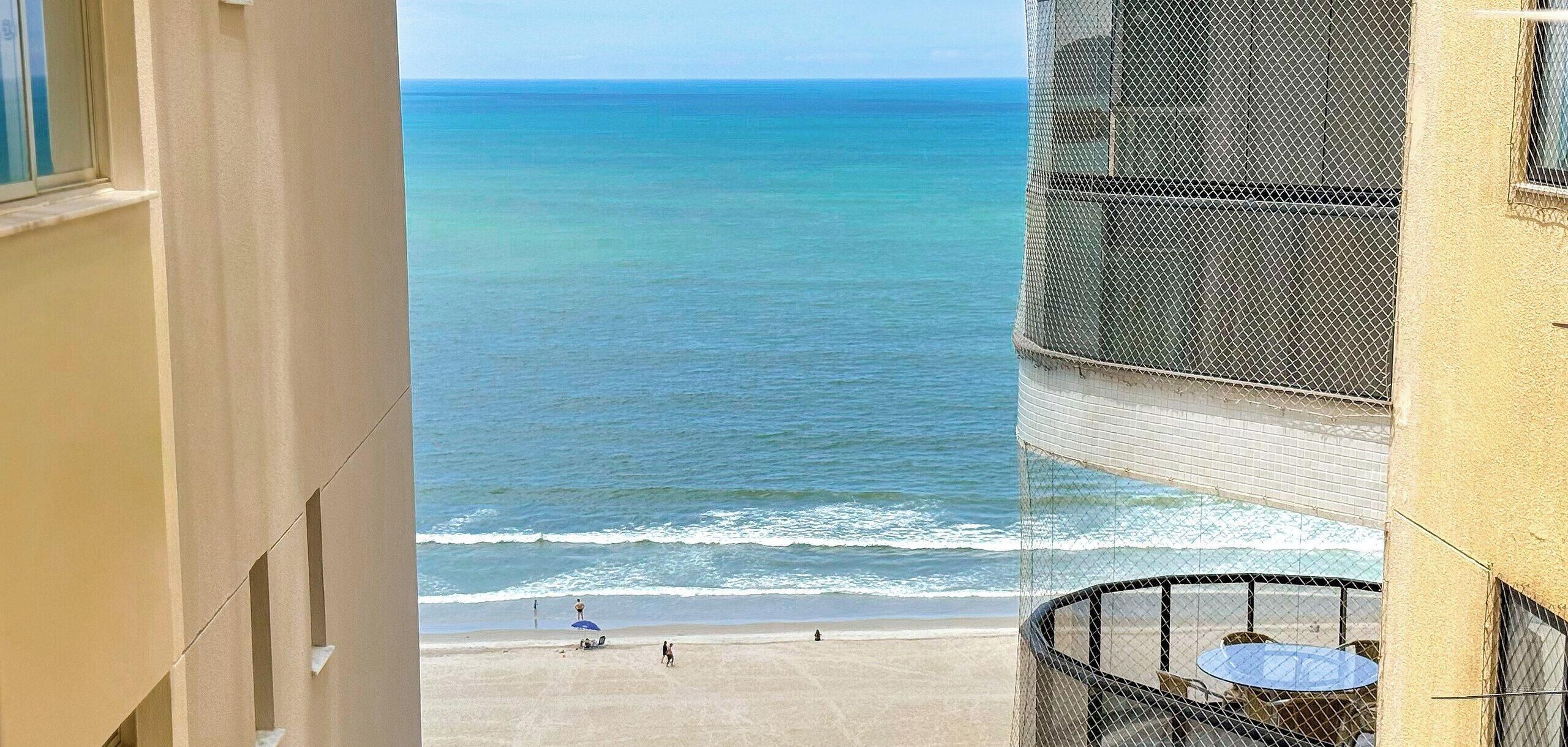 Un balcón con vista a la playa y al océano.