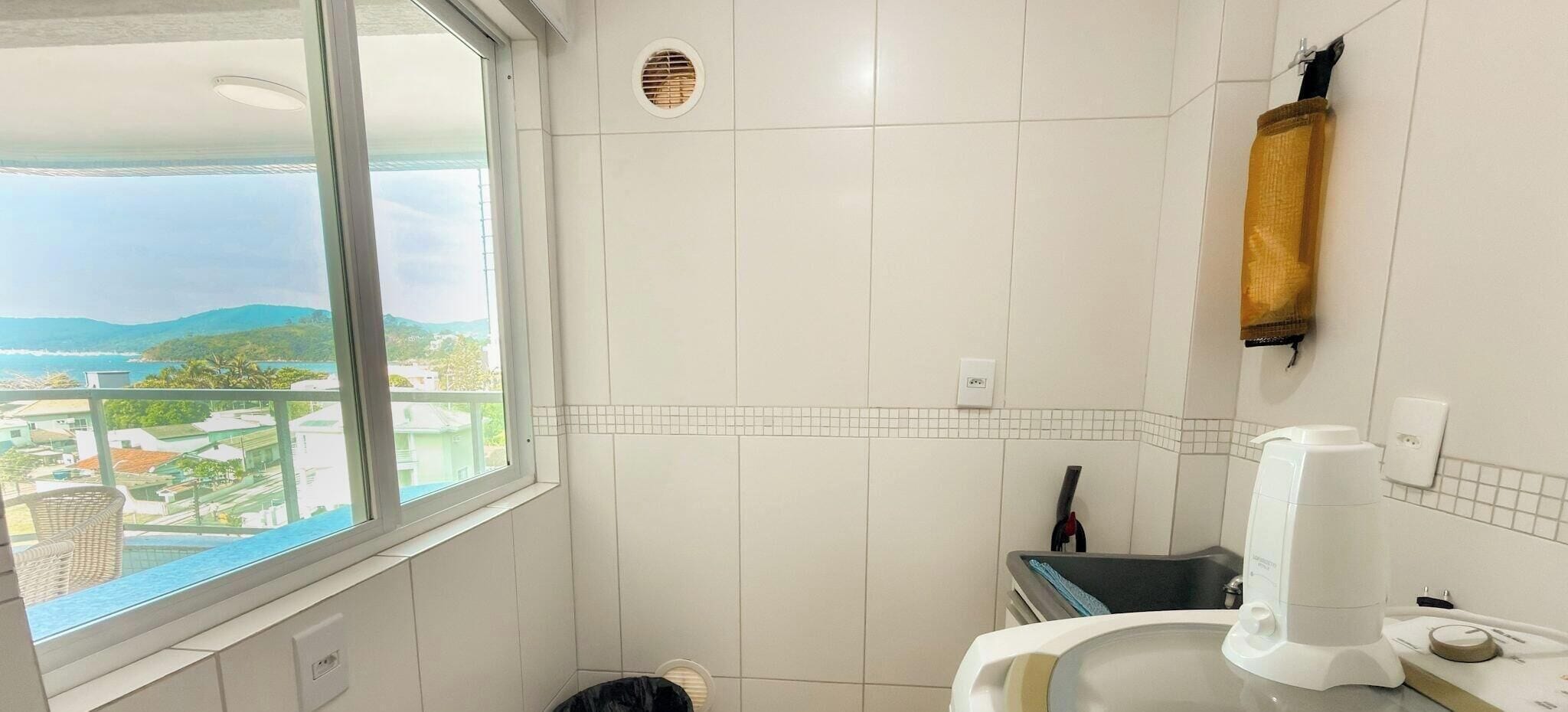 Ein Badezimmer mit Fenster, Dusche und Toilette.