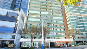 Un edificio de varios pisos con una planta baja comercial que alberga una tienda llamada 'ED ITAJAÇU 470'.