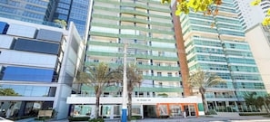 A multi-story building with a commercial ground floor featuring a shop named 'ED ITAJAÇU 470'. - ASA Apto Frente Mar Barra Norte BC (Balneário Camboriú)