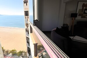 A room with a view of a beach and ocean. - ASA Apto de Alto Padrao Ed a Beira Mar Design (Balneário Camboriú)