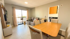 Un apartamento moderno con comedor, cocina y balcón con vistas.
