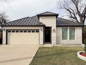 Exterior - Modern 4BR Home • 5 Min Downtown & Fair Park (Dallas)