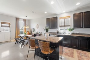 Dining - Roadmap Lodging: Rose Retreat, East Austin 3BR Monthly, Pet OK (Austin)