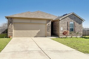 Exterior - Roadmap Lodging: Rose Retreat, East Austin 3BR Monthly, Pet OK (Austin)