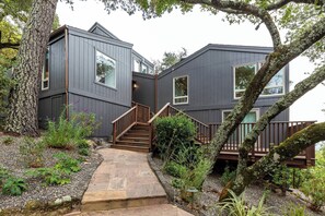 A modern house with a wooden staircase leading to a deck. - Sonoma Skyhouse l Pool Hot Tub Sauna Views (Sonoma)