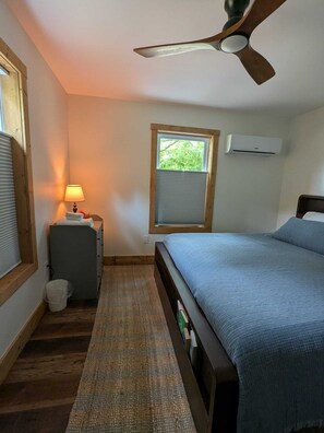 Room - Charming 2-bedroom cabin on the water with AC in Linden (Linden)