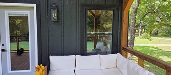 Charming 2-bedroom cabin on the water with AC in Linden