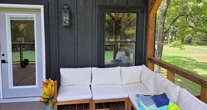 Charming 2-bedroom cabin on the water with AC in Linden