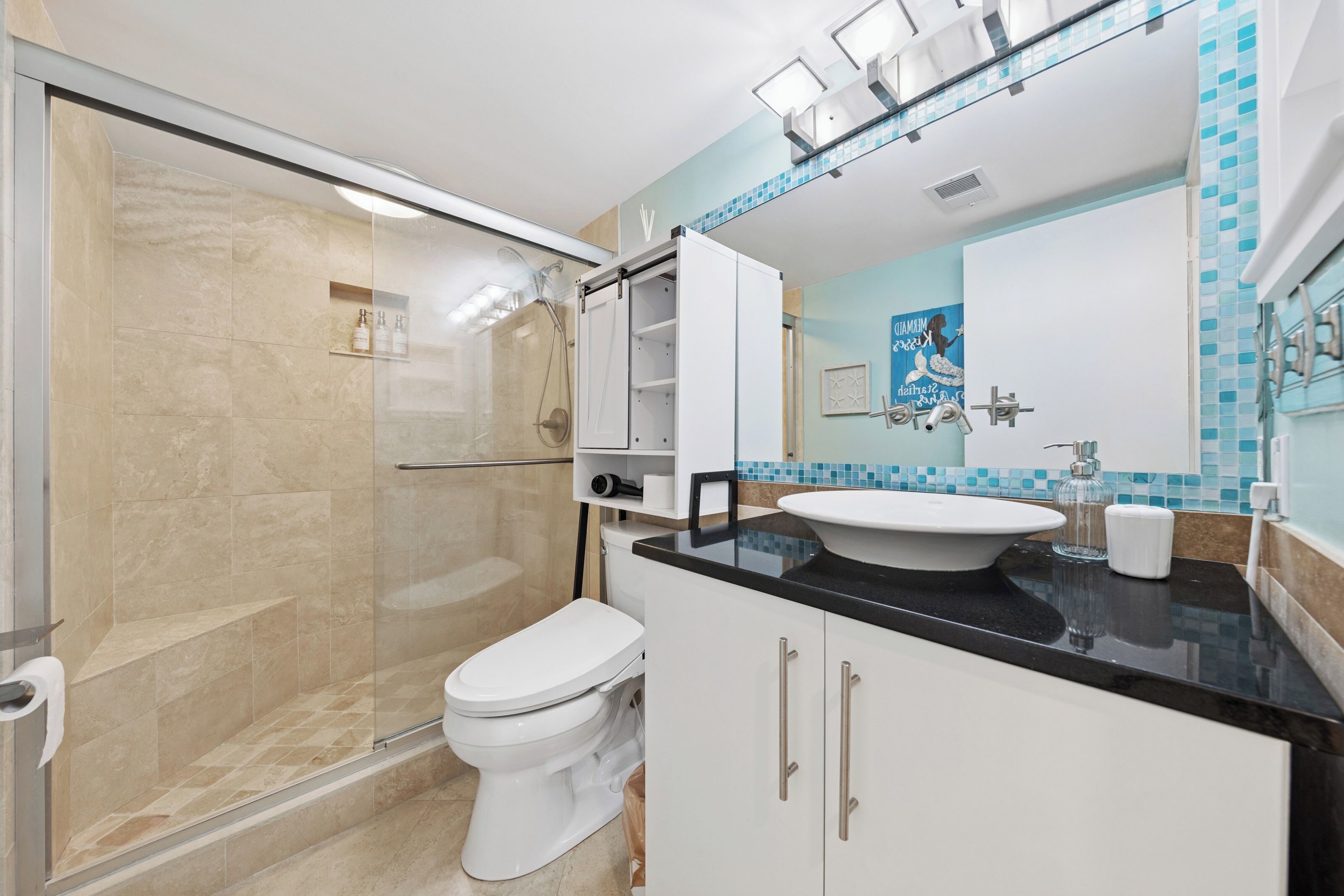 Douche, sèche-cheveux, bidet, serviettes fournies
