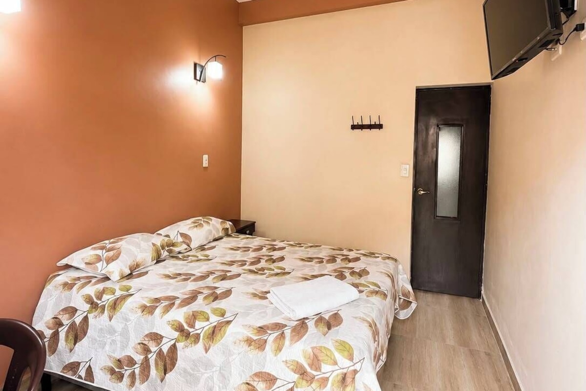Habitación individual económica | Escritorio y wifi gratis