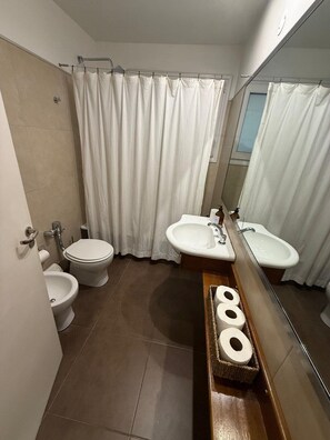 Bathroom - Elegant & Spacious Apartment in Downtown BA (Buenos Aires)