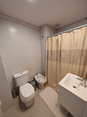 Ein Badezimmer mit Toilette, Bidet und Waschbecken.