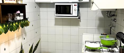 コーヒー / ティーメーカー、冷蔵庫、電子レンジ、オーブン