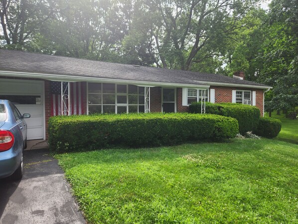 Unclassified image, 1 of 16, button - Beautiful, whole house, just 5 miles from Penn State, Beaver Stadium! (Boalsburg)