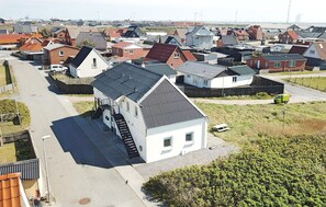 Een woonwijk met huizen, een straat en een groen gebied.