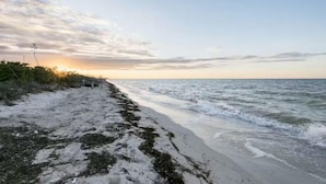 På stranden