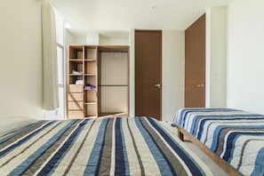 Une chambre à coucher avec un lit, une armoire et un placard.