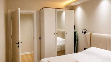 Una camera da letto con un letto, un armadio e uno specchio.