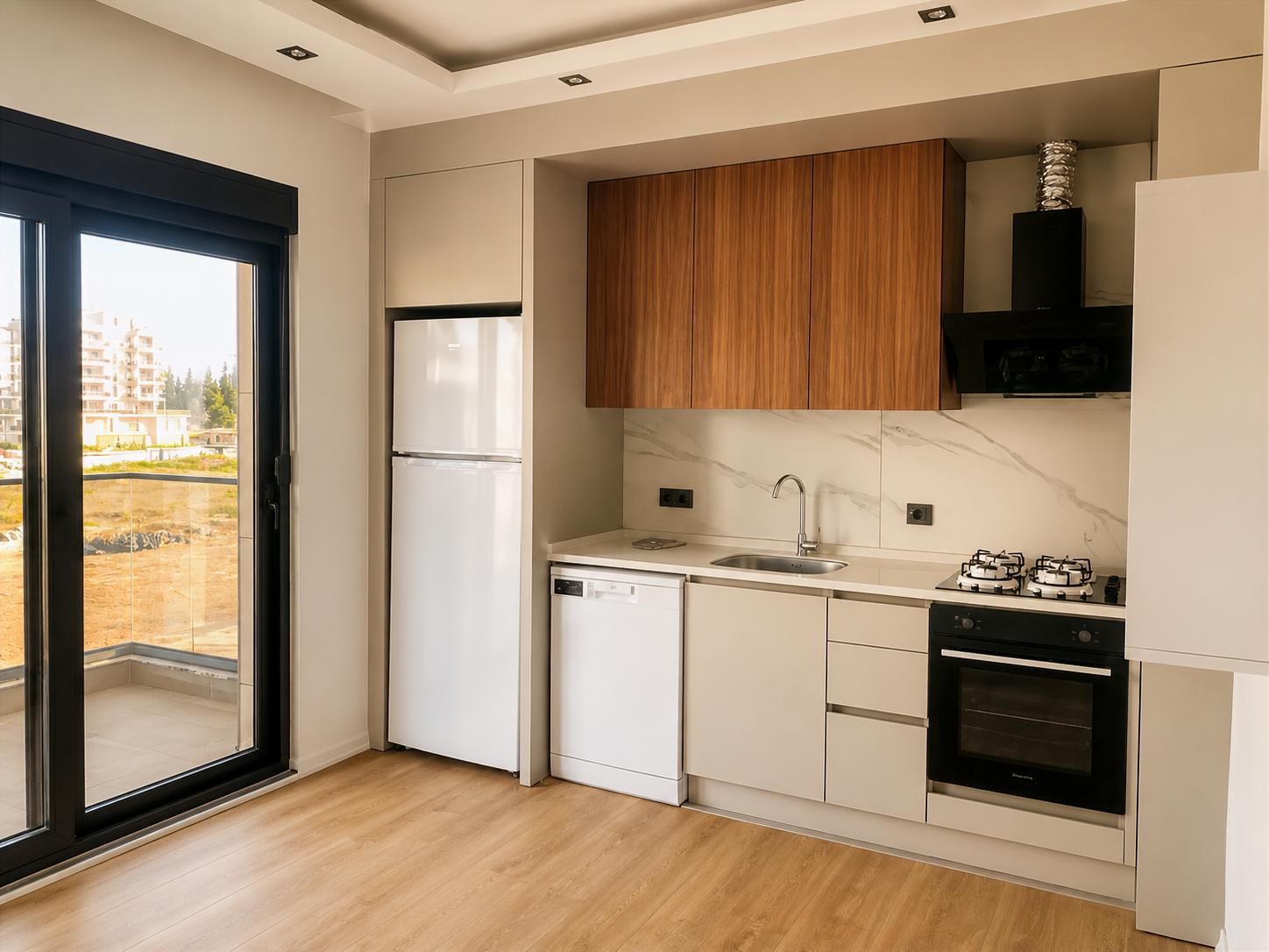 Una cocina moderna con lavavajillas, fregadero, estufa y horno.