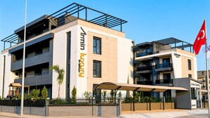 Ein modernes Gebäude mit einer auffälligen Schilderung für 'Serhan Luxury by Serhan'.