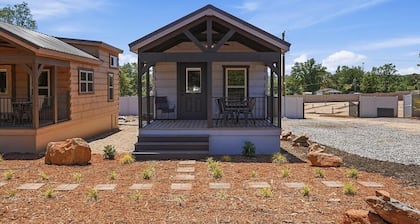 Charming Cozy tiny cabin with between Historic Landrum and Tryon
