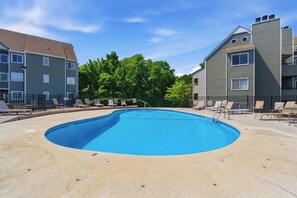 A swimming pool with lounge chairs and a fence, surrounded by multi-story buildings. - Fantastic 3-bedroom condo in charming Gatlinburg near Ober Gatlinburg (Gatlinburg)