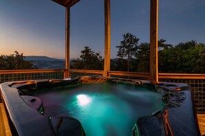 Ein Whirlpool mit Blick auf die Berge in der Abenddämmerung.