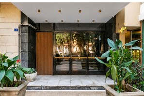 Exterior detail - Luxury 4-bed Myrto apartment near Onassis Stegi - sleeps 10, 4.5 baths (Athina)