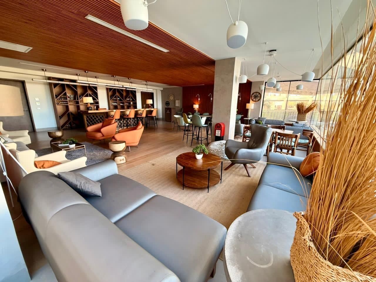 Un salon moderne avec des canapés, une table basse et un coin repas comprenant des chaises et une table.
