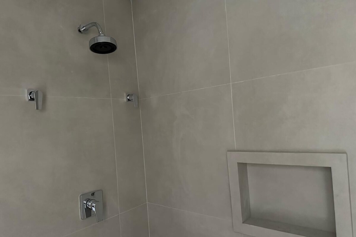 Superior-Dreibettzimmer | Badezimmer | Dusche, Handtücher, Seife, Shampoo