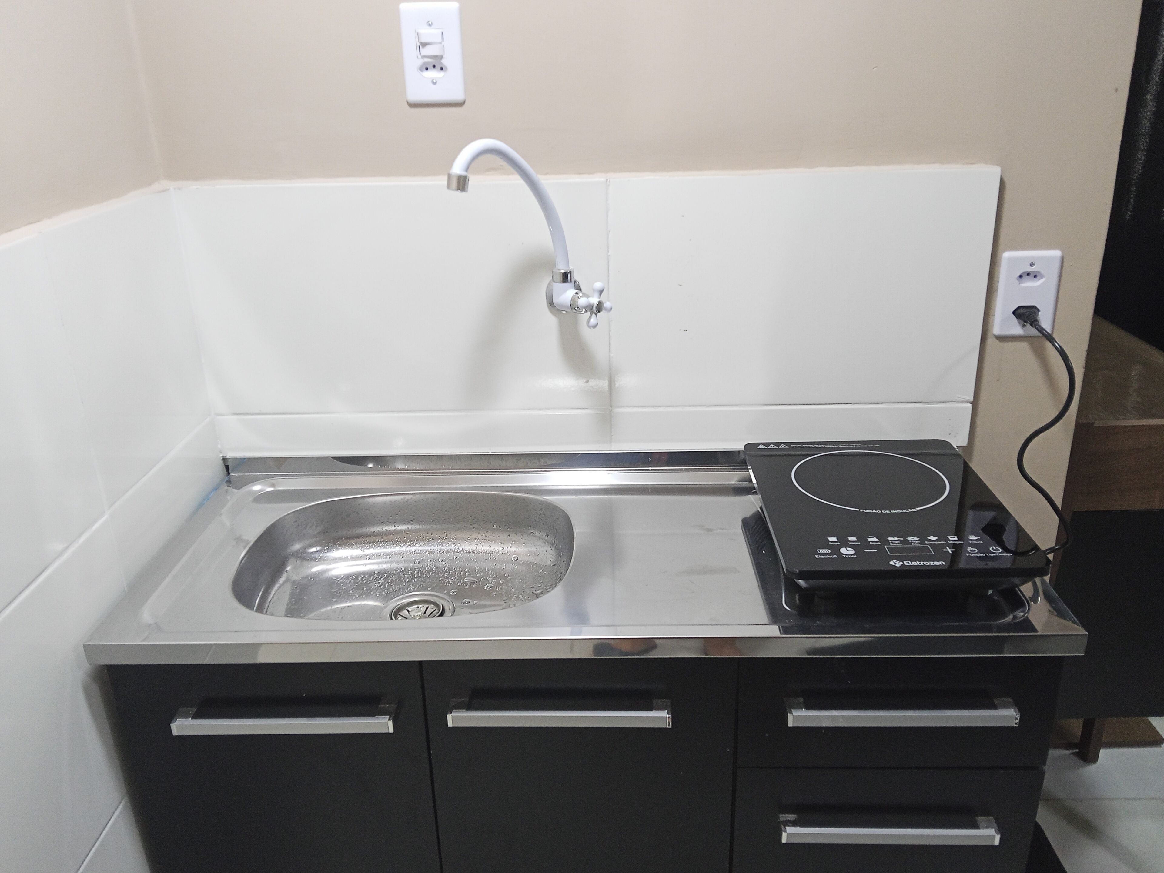 Coffee/tea maker, fridge, microwave, stovetop
