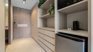 Une cuisine moderne équipée d’un lave-vaisselle encastré, d’un four à micro-ondes et d’une machine à café posée sur le plan de travail.