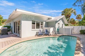 A house with a swimming pool, a barbecue grill, and a deck area. - Latitude Adjustment by SeaBreeze Vacation (Holmes Beach)
