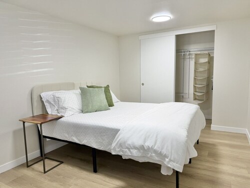 Cozy Renovated Studio Cottage with Full Kitchen & Patio in Tacoma