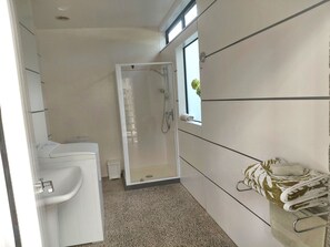 Un bagno con doccia, toilette e lavandino.