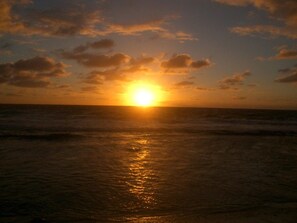 A sunset over the ocean with a clear horizon. - Private Pacific Villa w Plunge Pool, Mountain View (Rarotonga)