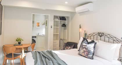 Stylish Studio - Free Parking walk to Town and Harbour