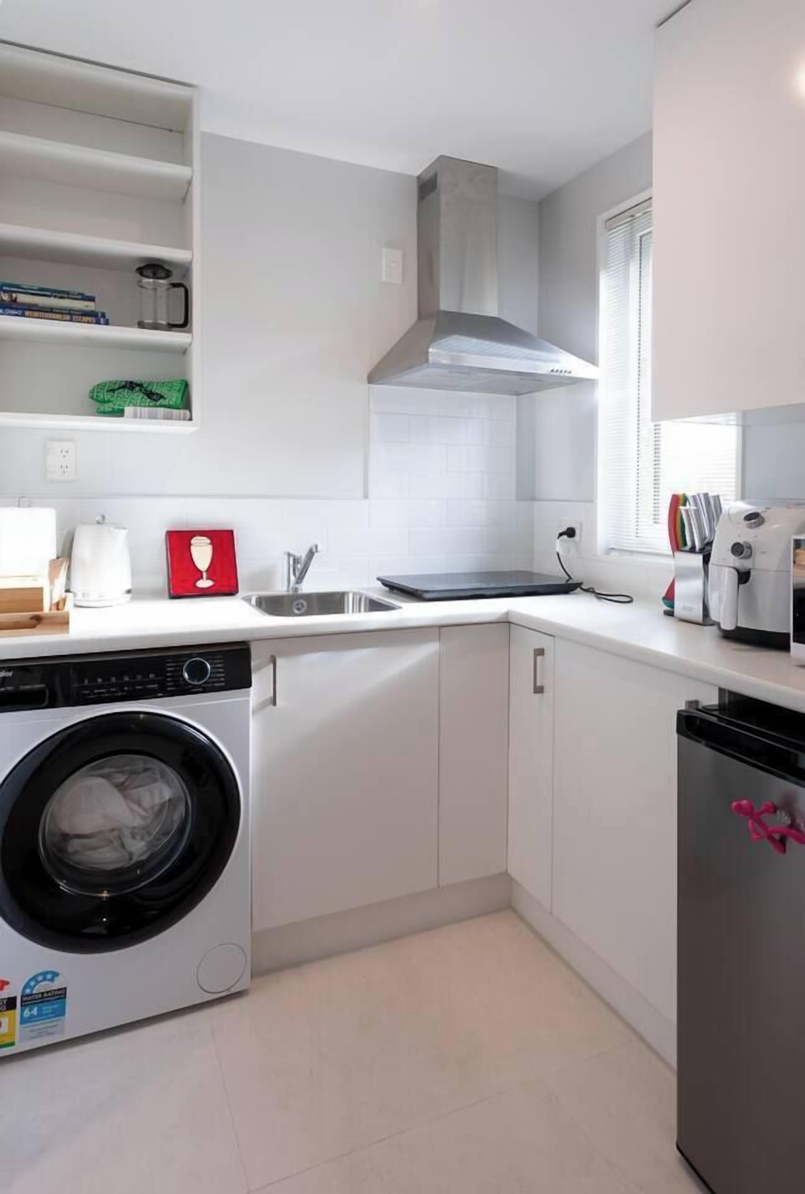 Coffee/tea maker, fridge, microwave, stovetop