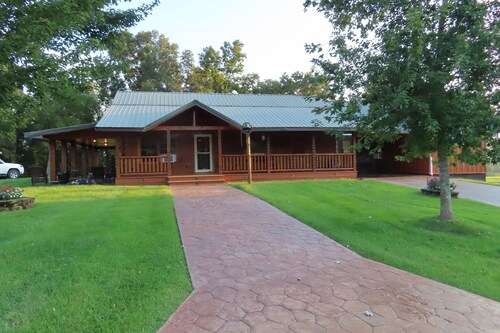 Relax & Recharge in this 2BR/2BA Cottage Retreat located in Morehead, KY