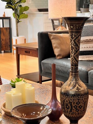 A living room with a sofa, a coffee table with candles, a decorative vase, and a plant. - Peaceful Retreat near Airport & Downtown Seattle (Seattle)